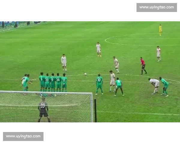 扳平比分瞬间全场沸腾球队展现顽强拼搏精神助力逆转胜利